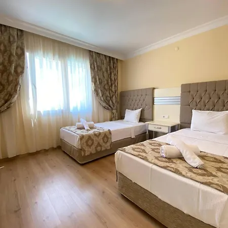 Pine Club Apart 4*