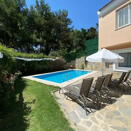 Pine Club Apart 4*