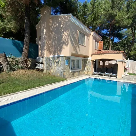 Pine Club Apart 4*