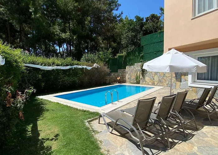 Pine Club Apart 4*